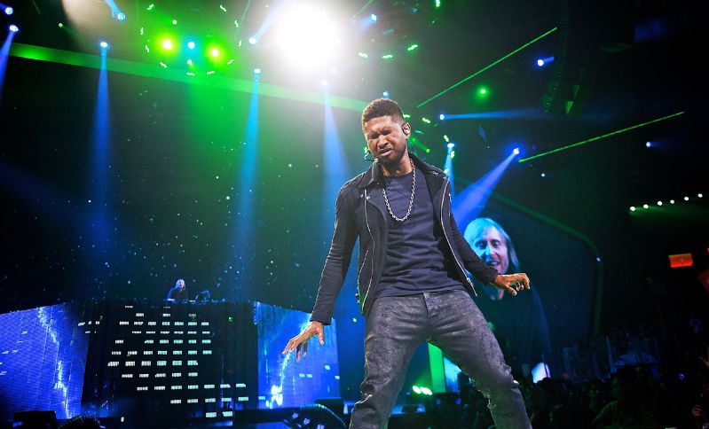 usher singing live in concert