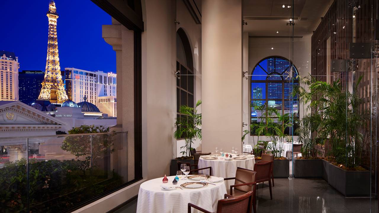 restaurant guy savoy with view of eiffel tower in vegas