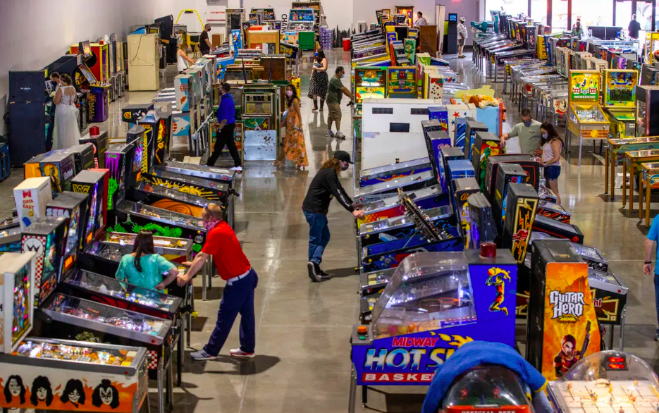 kids playing pinballs at the pinball hall of fame vegas